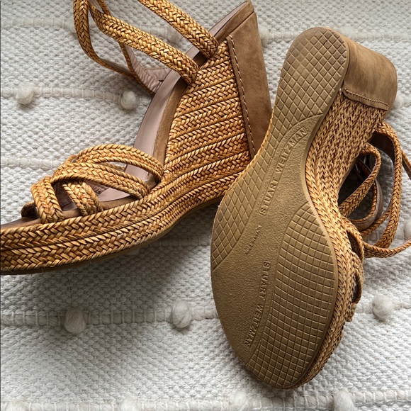 Stuart Weitzman strapped wedge platform sandal in woven raffia in size 9. - Picture 4 of 5